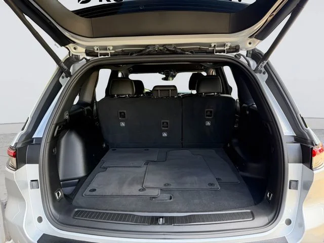 Used 2025 Silver Jeep Altitude image 32
