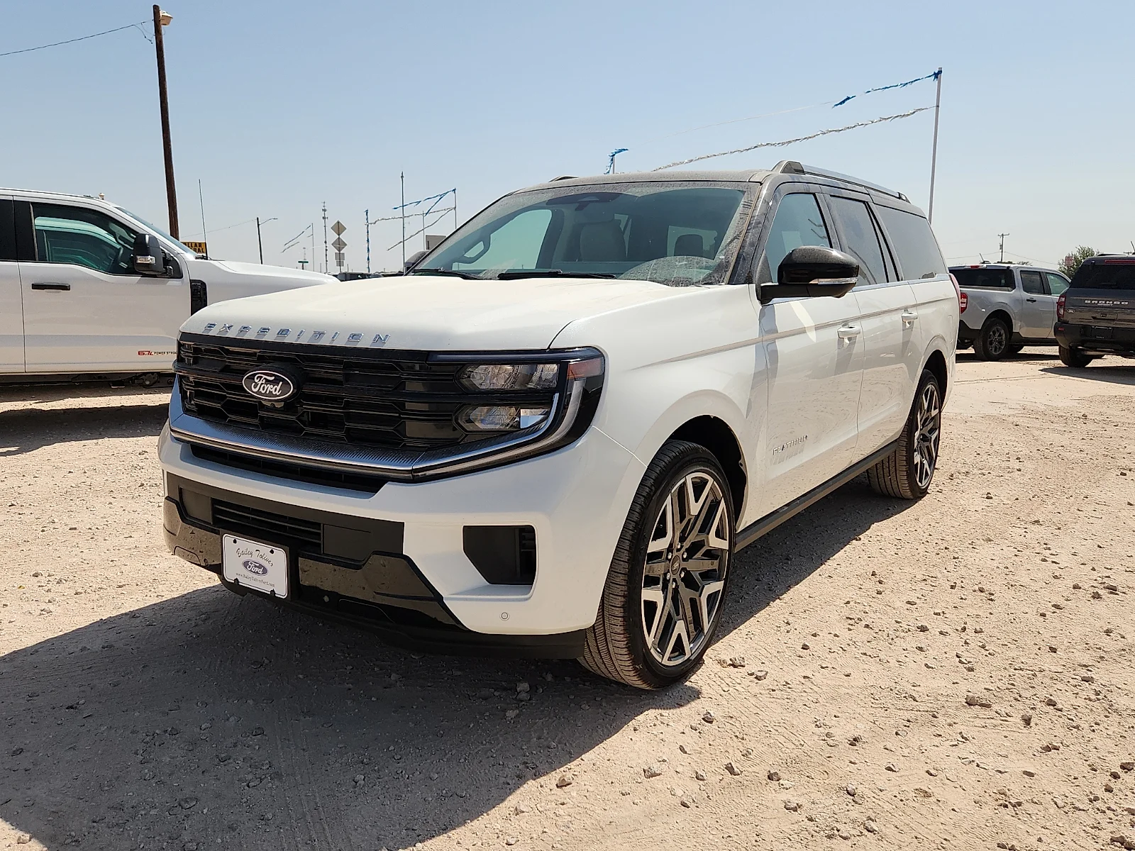 New 2027 Star White Metallic Tri-Coat Ford Platinum image 3
