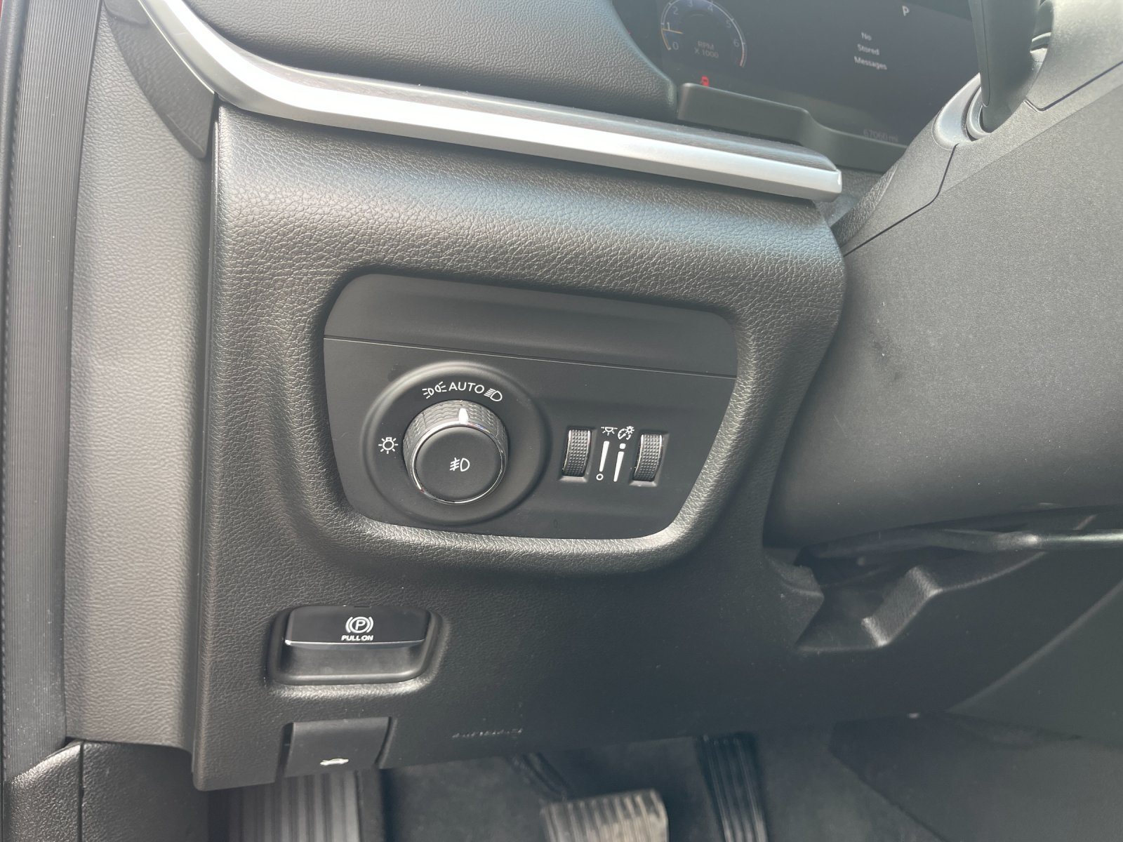 Used 2023  Jeep Limited image 31