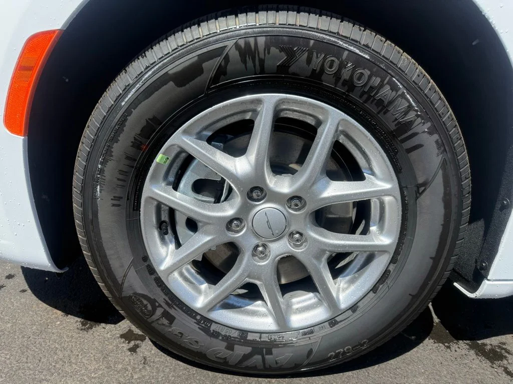 New 2027 Bright White Clear-Coat Exterior Paint Chrysler Select image 10