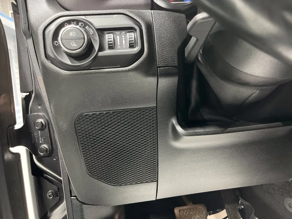 Used 2021 Crystal Metallic Jeep Mojave image 13
