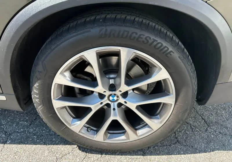 Certified Used 2025 Manhattan Green Metallic BMW xDrive40i image 16