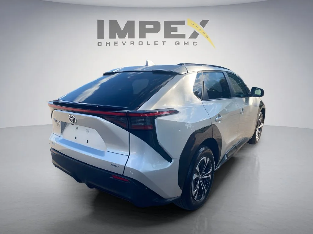 Used 2025 Silver Toyota XLE image 5