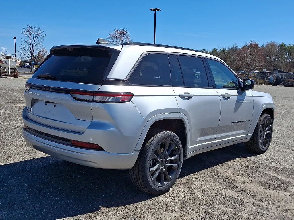 New 2026 Silver Zynith Exterior Paint Jeep Limited Reserve image 8