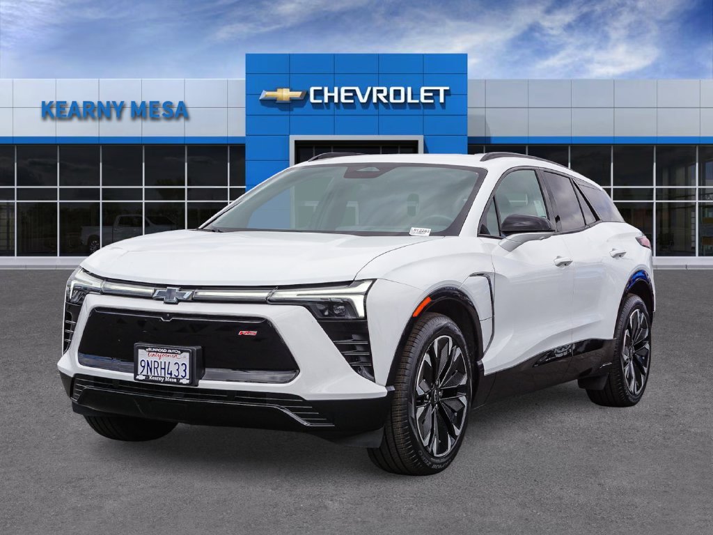 Used 2024 Summit White Chevrolet RS image 3
