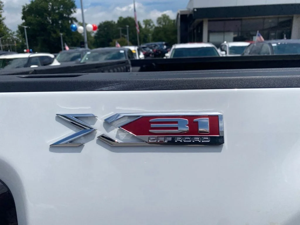 Used 2025 White GMC SLT image 33