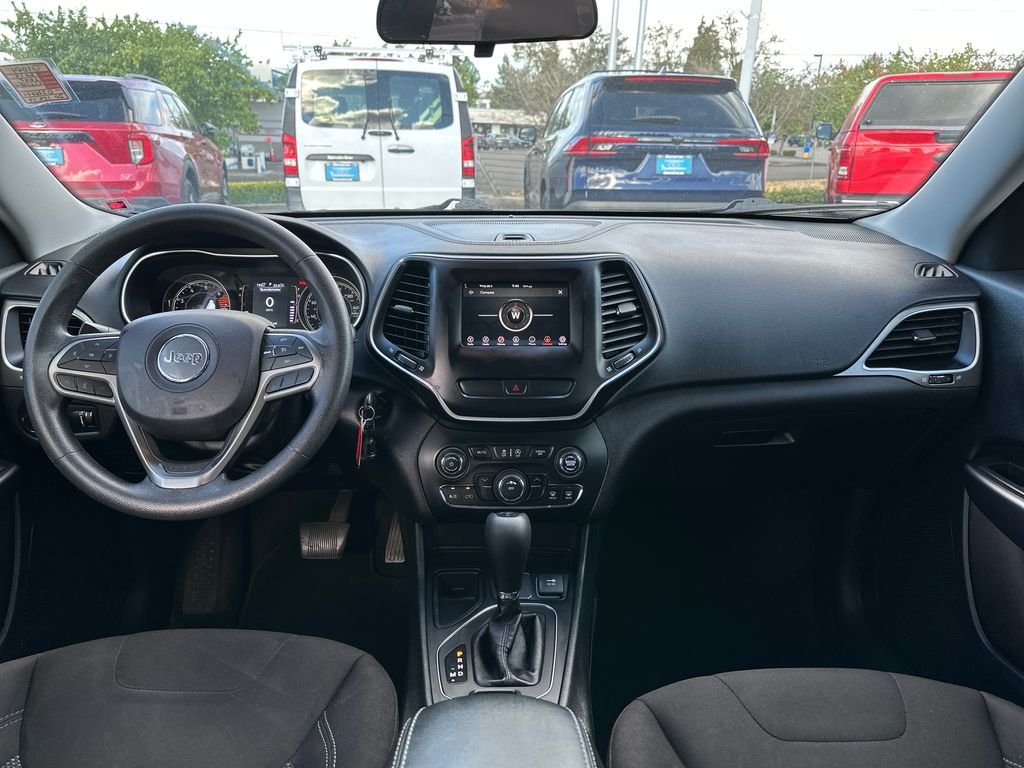 Used 2019 Silver Jeep Latitude image 19