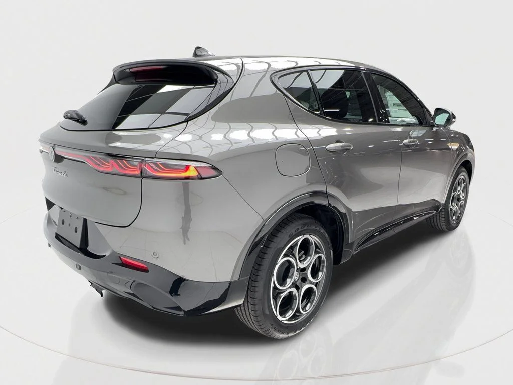 New 2025 Silver Alfa Romeo Base image 8