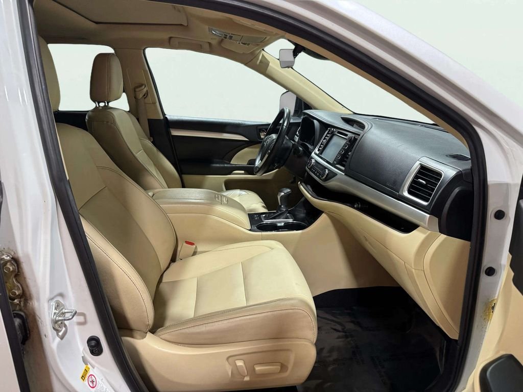 Used 2019 White Toyota XLE image 29