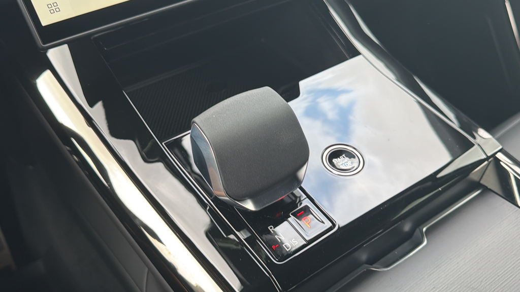 New 2026 Santorini Black Land Rover Dynamic SE image 21