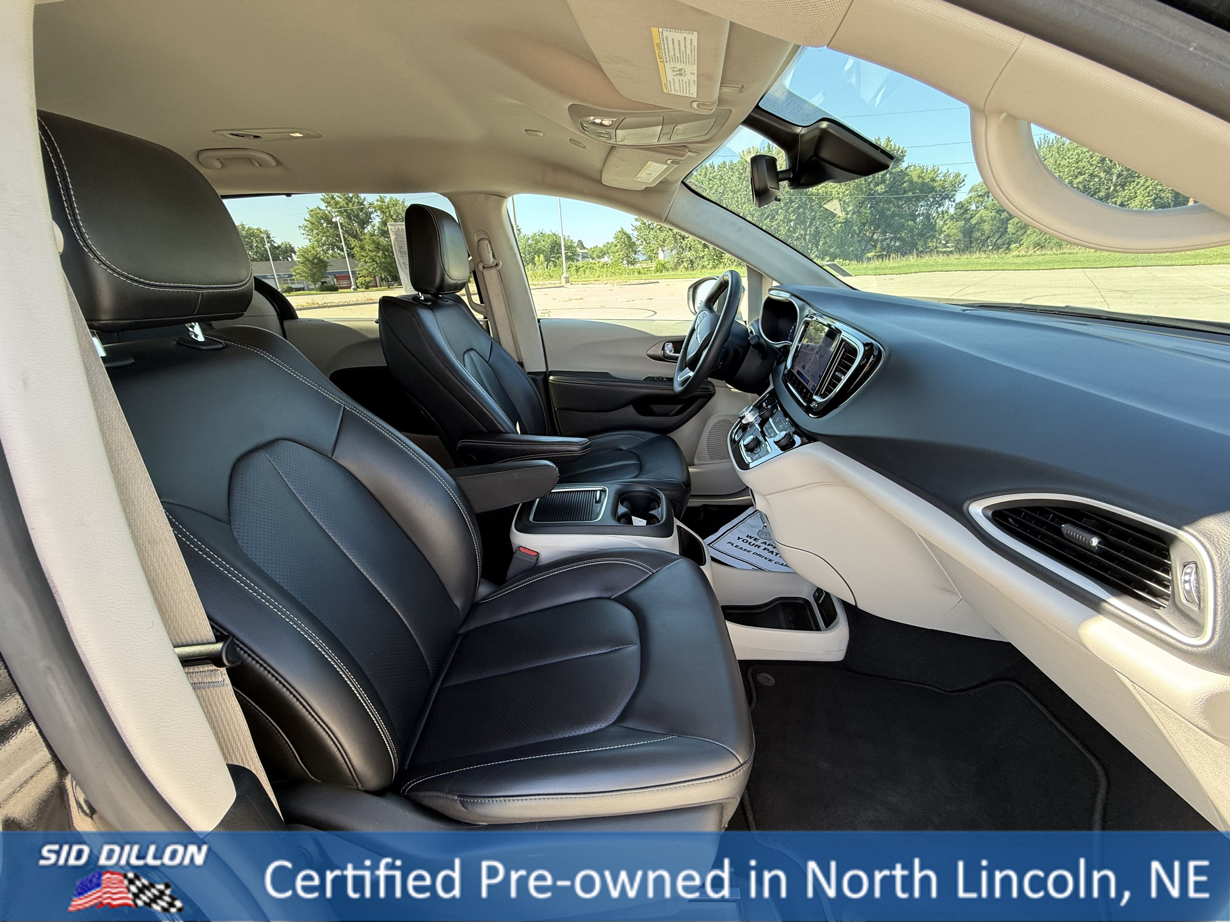 Used 2023 Brilliant Black Crystal Pearlcoat Chrysler Touring L image 23