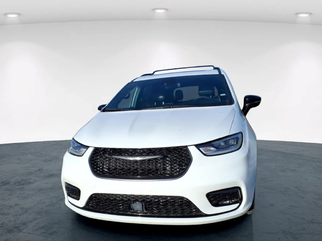 Used 2025 White Chrysler Limited image 7