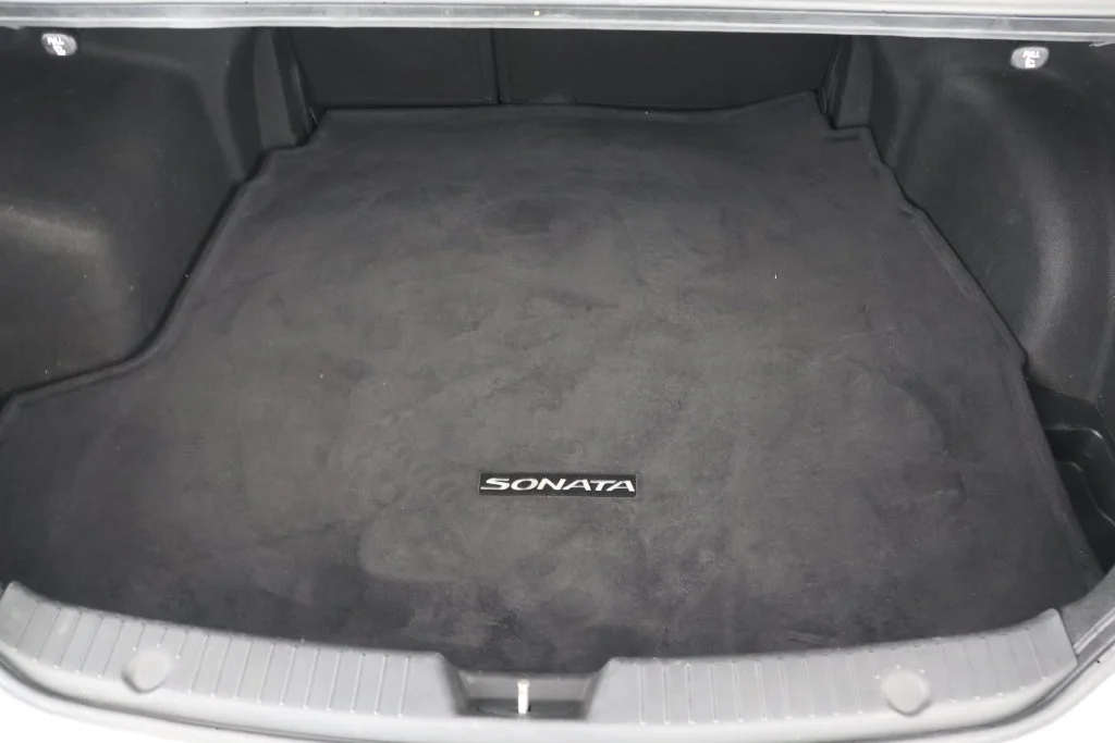 Used 2011 Radiant Silver Metallic Hyundai GLS image 19