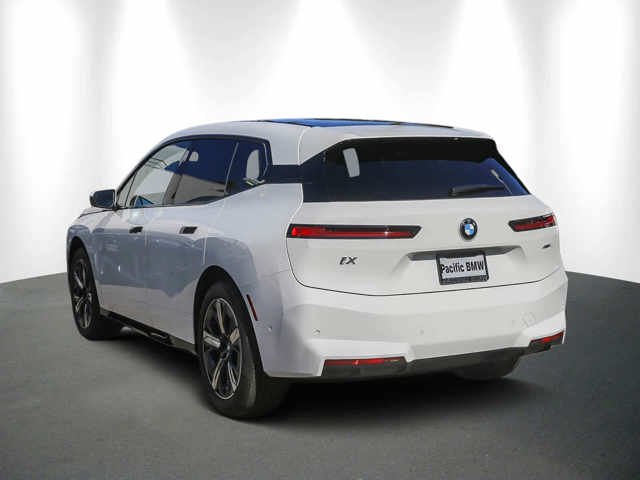 Used 2026 Alpine White BMW xDrive60 image 4