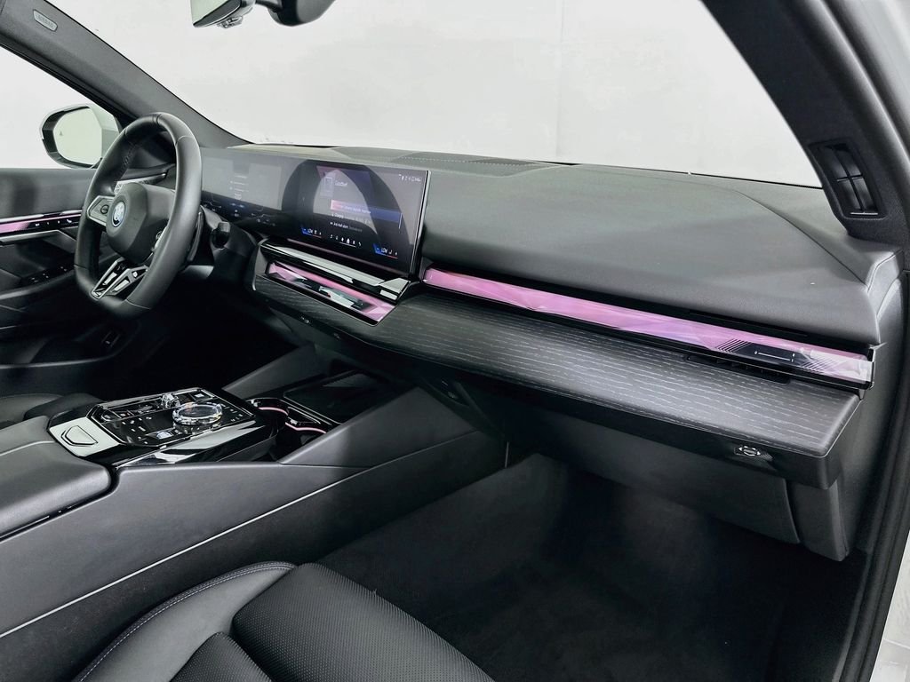 2026 BMW 5 Series 550e - Photo 29