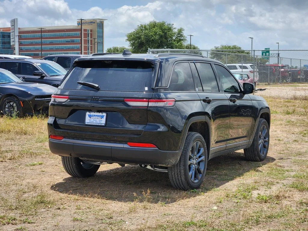 New 2026 Diamond Black Crystal Pearl-Coat Exterior Paint Jeep  image 4