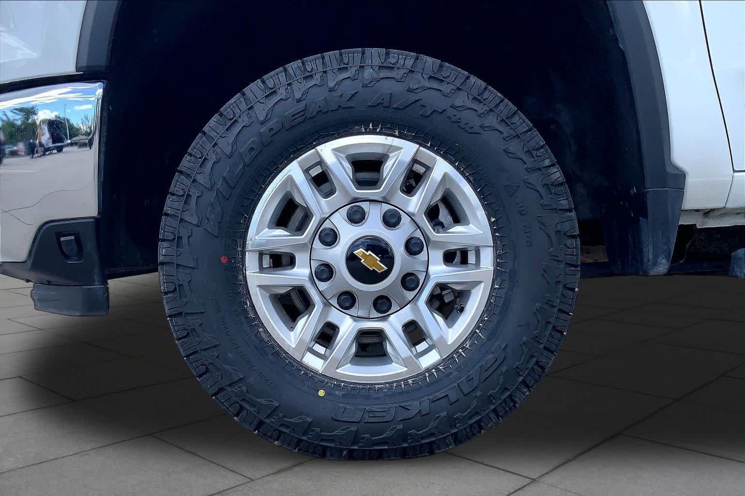 Used 2025 Summit White Chevrolet LT image 11