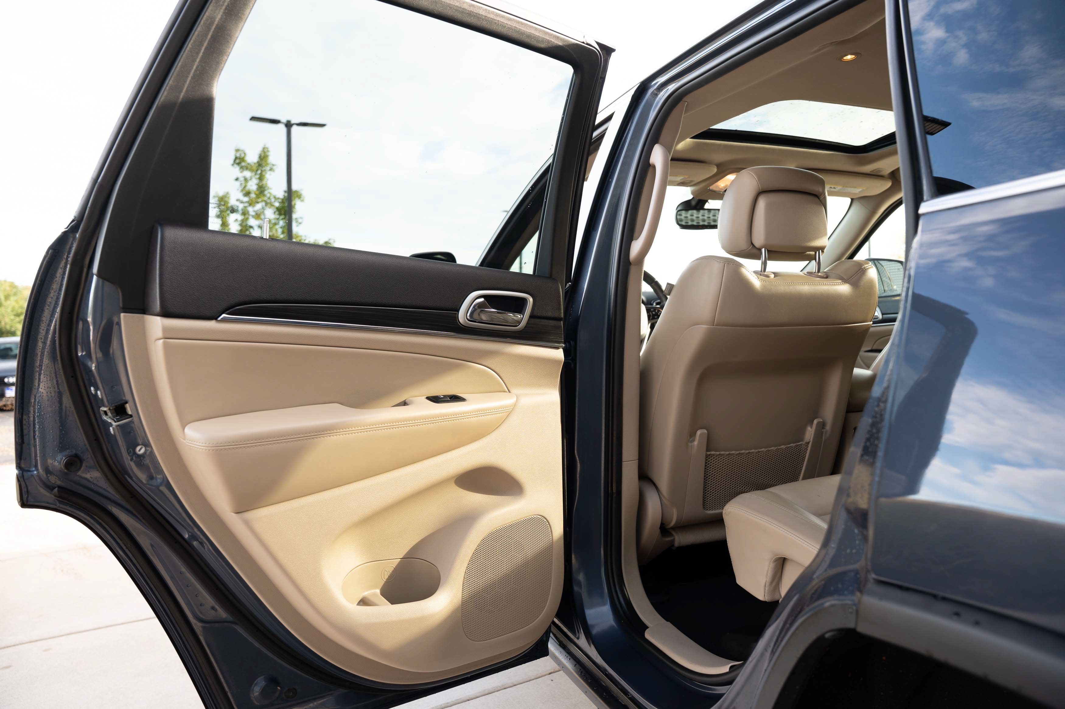 Used 2019 Slate Blue Pearlcoat Jeep Limited image 23
