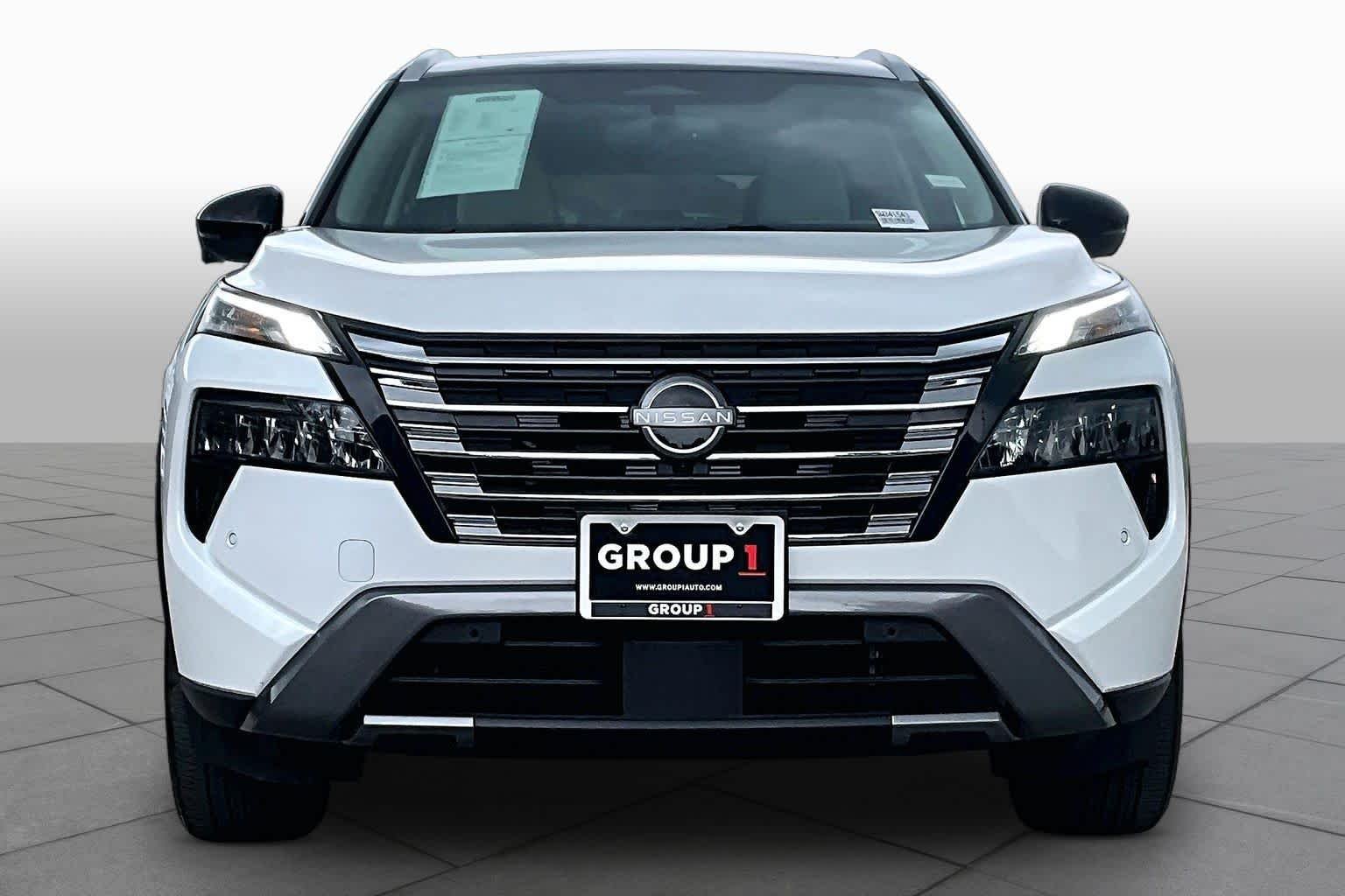 Certified Used 2025 Everest White Pearl/Super Black Nissan SL image 4