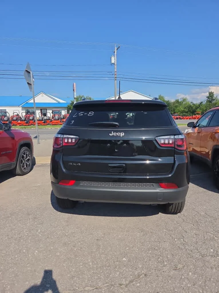 New 2026 Diamond Black Crystal Pearl-Coat Exterior Paint Jeep Latitude Altitude image 5