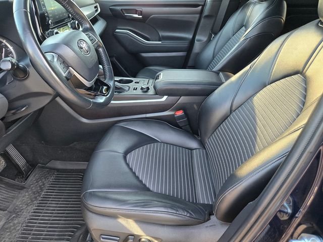 Used 2022  Toyota XSE image 15