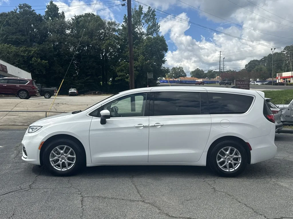 Used 2023 White Chrysler Touring L image 4
