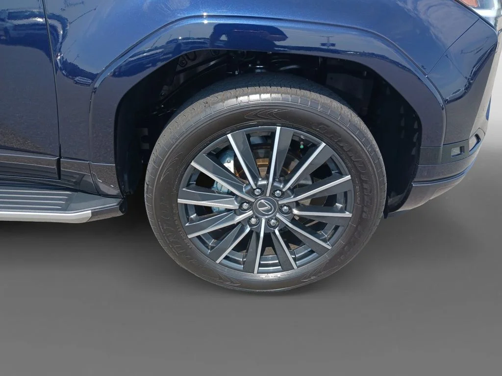 Used 2025  Lexus 550 Luxury image 16
