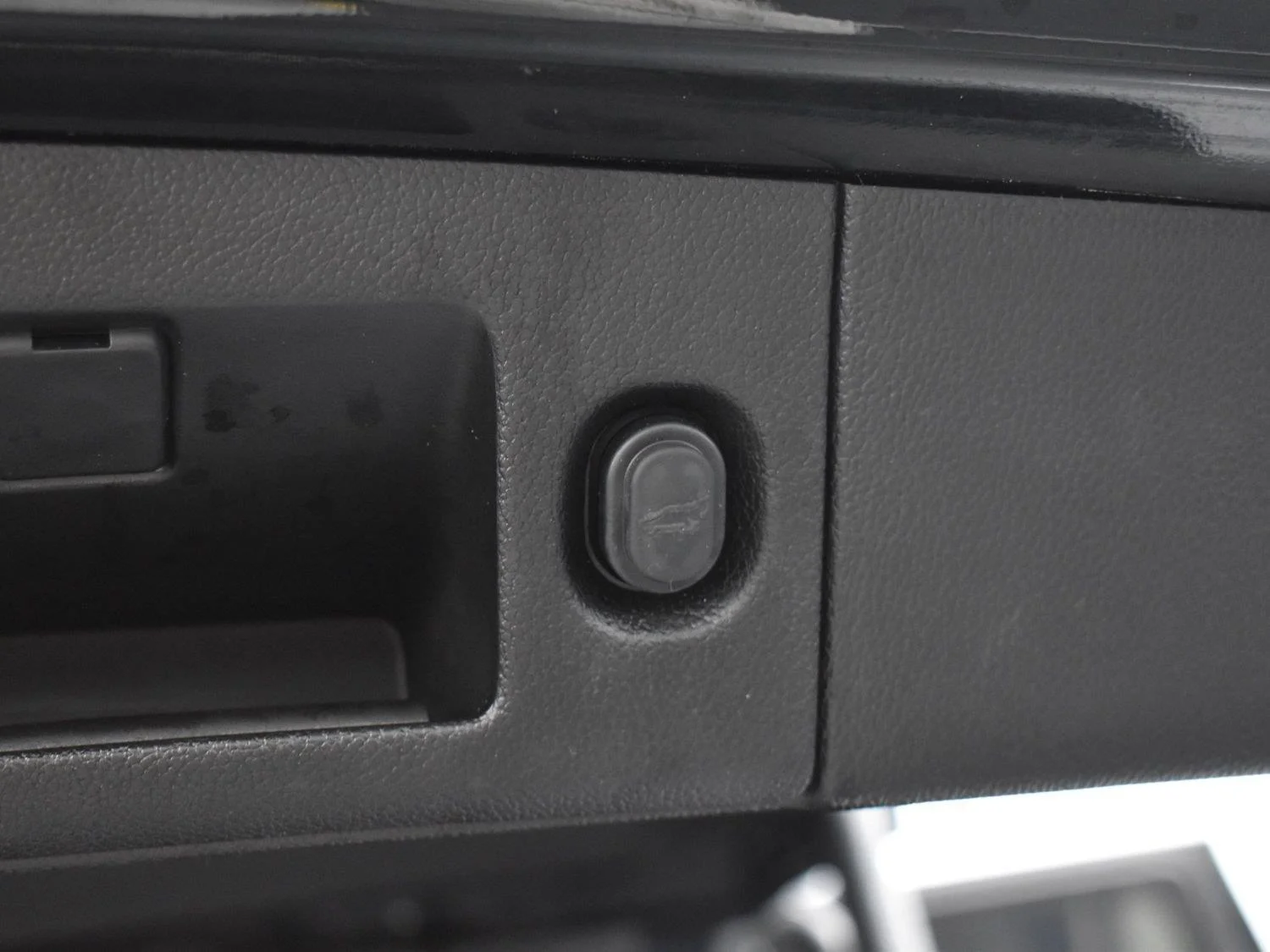 Used 2018 Black Chevrolet Premier image 10
