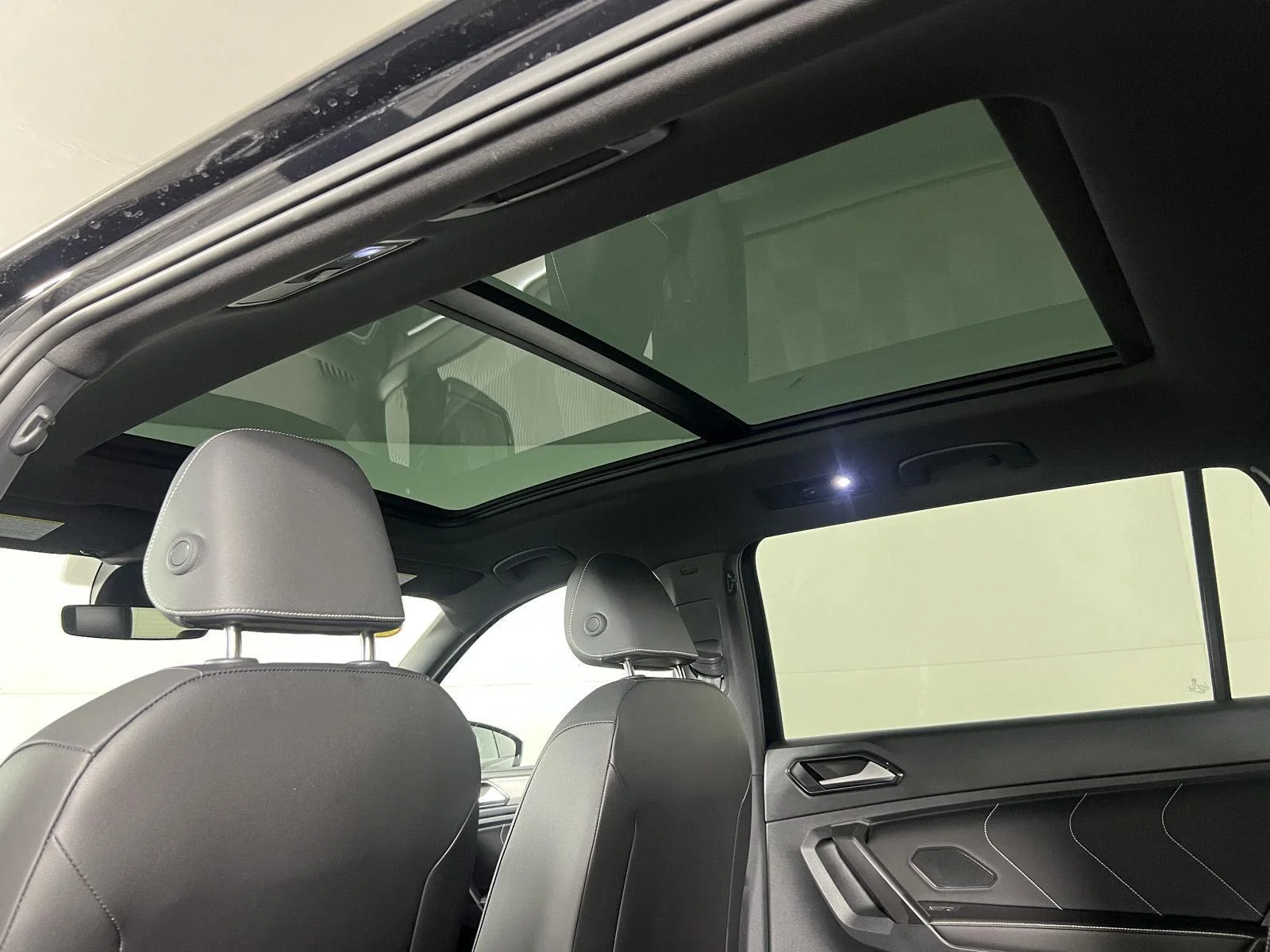 Used 2024  Volkswagen SE R-Line Black image 25