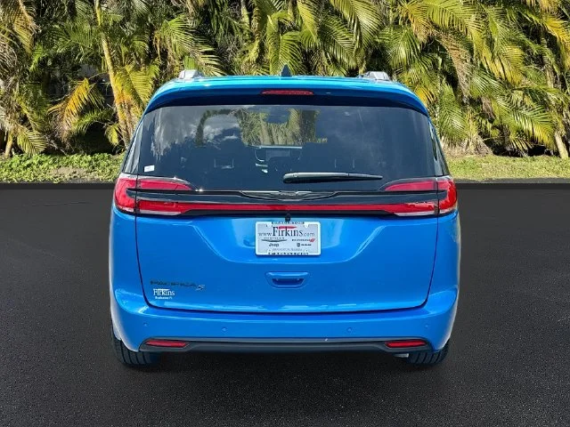 New 2026 Hydro Blue Pearl-Coat Exterior Paint Chrysler Select image 5