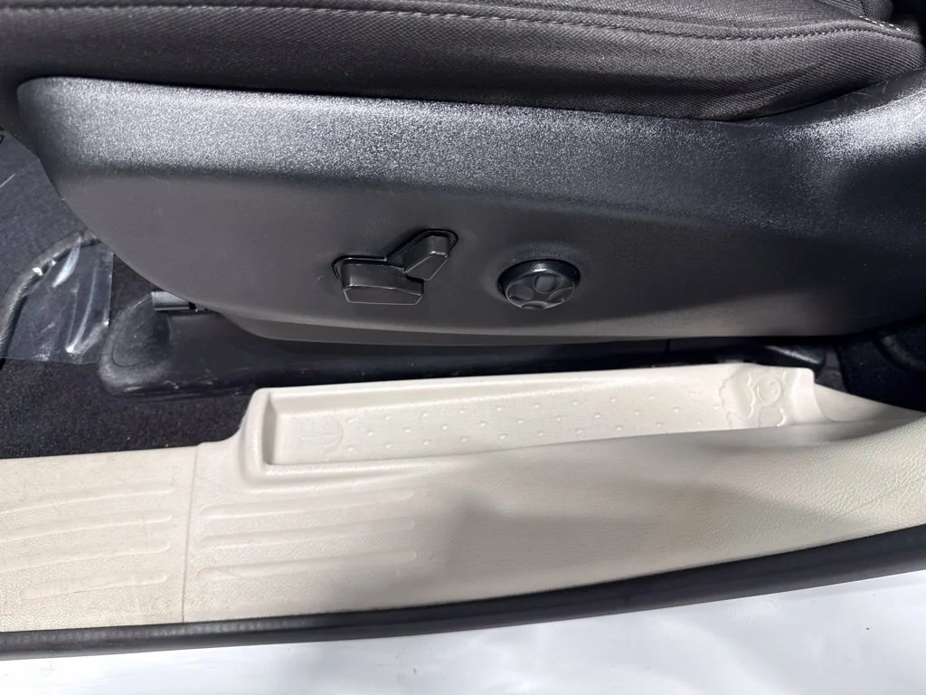 Used 2022 White Chrysler LX image 20