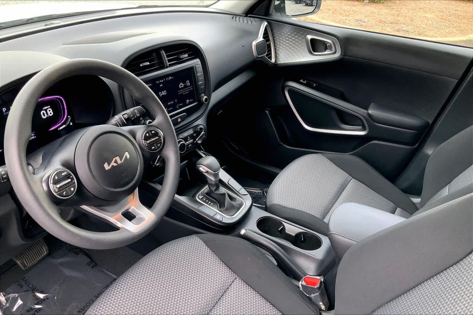 Used 2025 Snow White Pearl Kia LX image 15