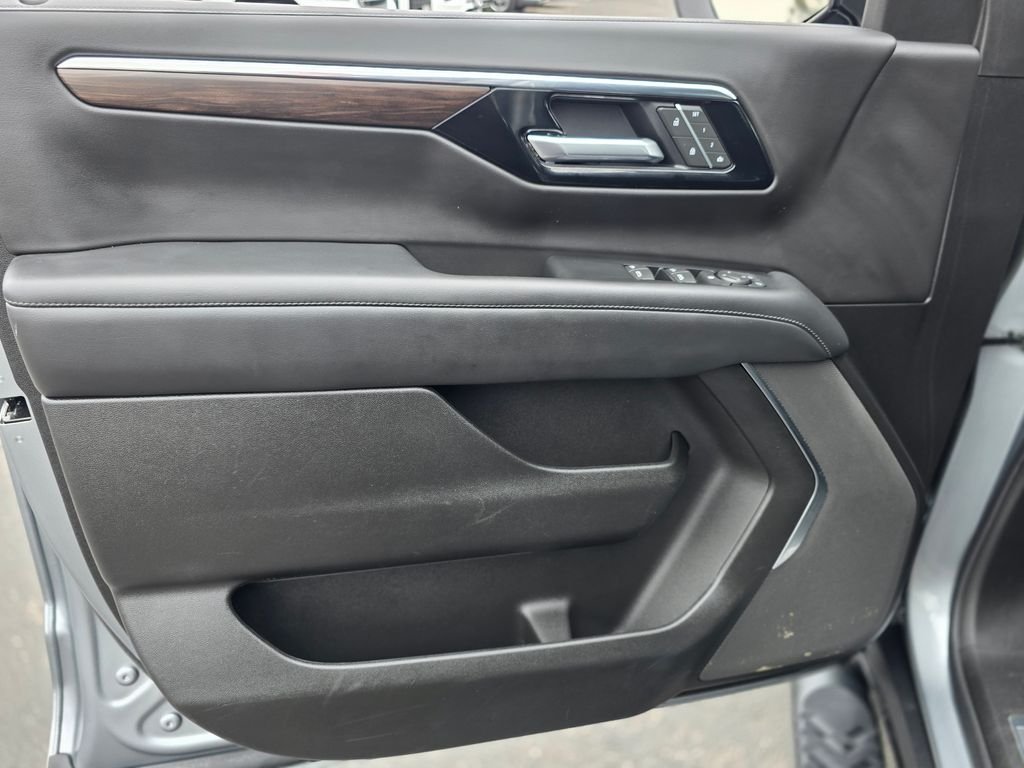 2025 Chevrolet Suburban Z71 - Photo 23