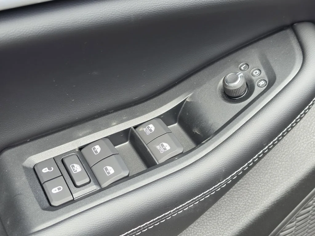 New 2026 Baltic Gray Metallic Clear-Coat Exterior Paint Jeep Altitude image 18