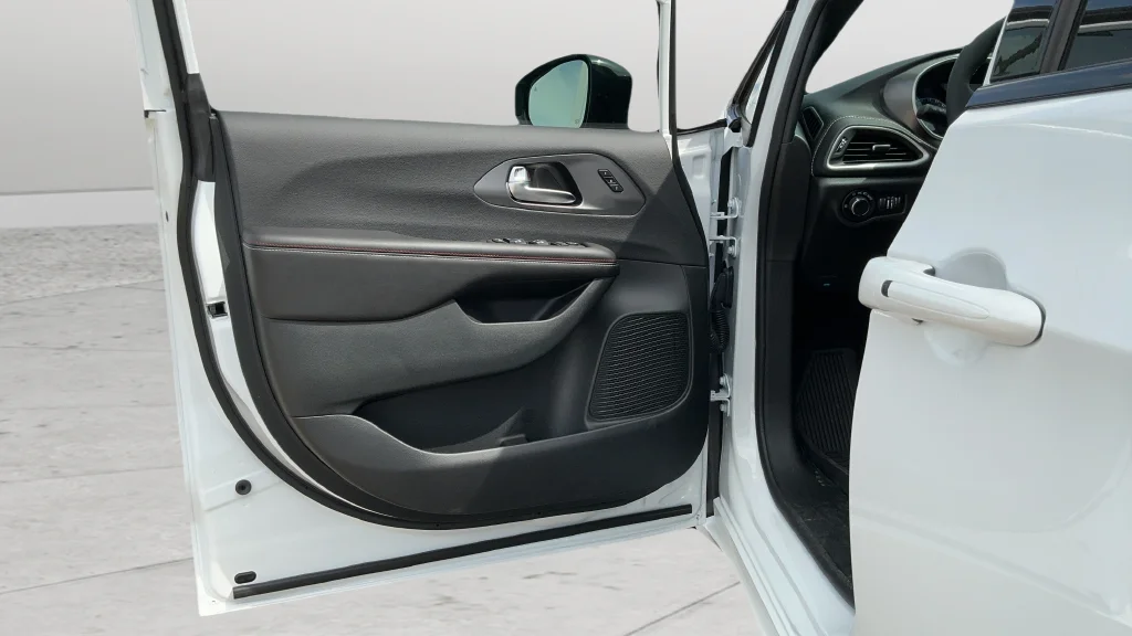 New 2027 Bright White Clear-Coat Paint Chrysler Select image 18