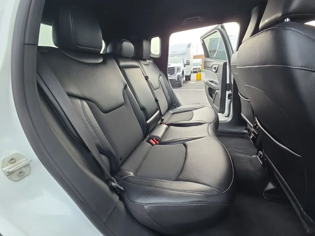 Used 2024 White Jeep Latitude image 22