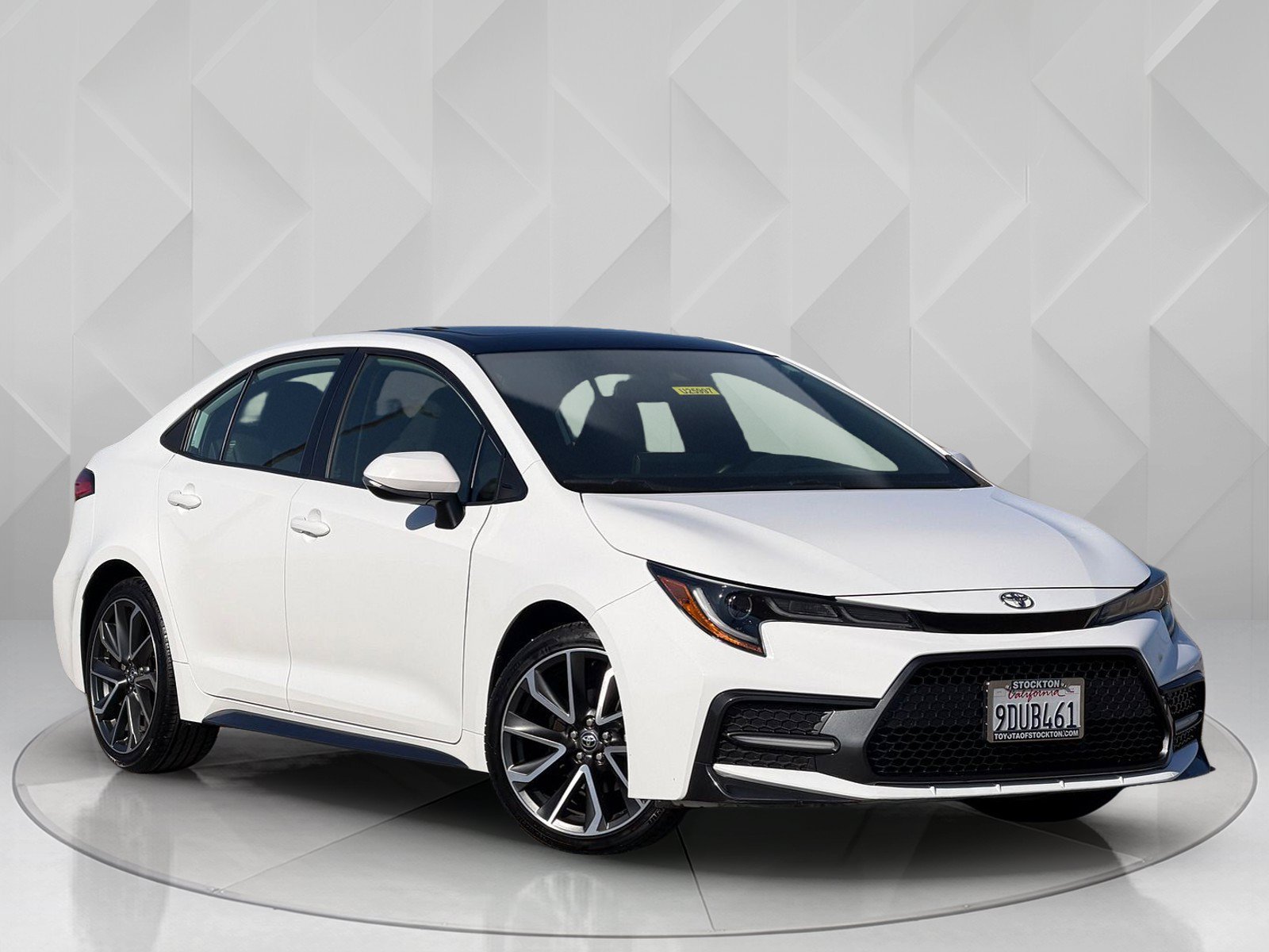 Certified Used 2022 White w/Black Sand Pearl Roof Toyota SE image 6