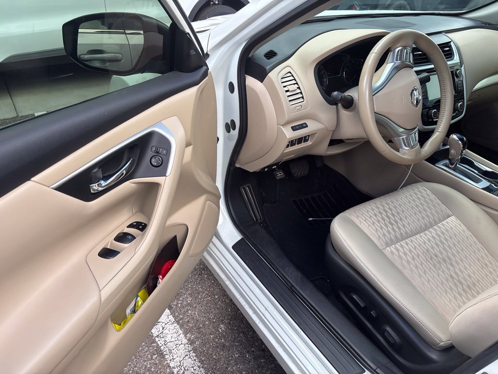 Used 2018 White Nissan 2.5 SV image 24