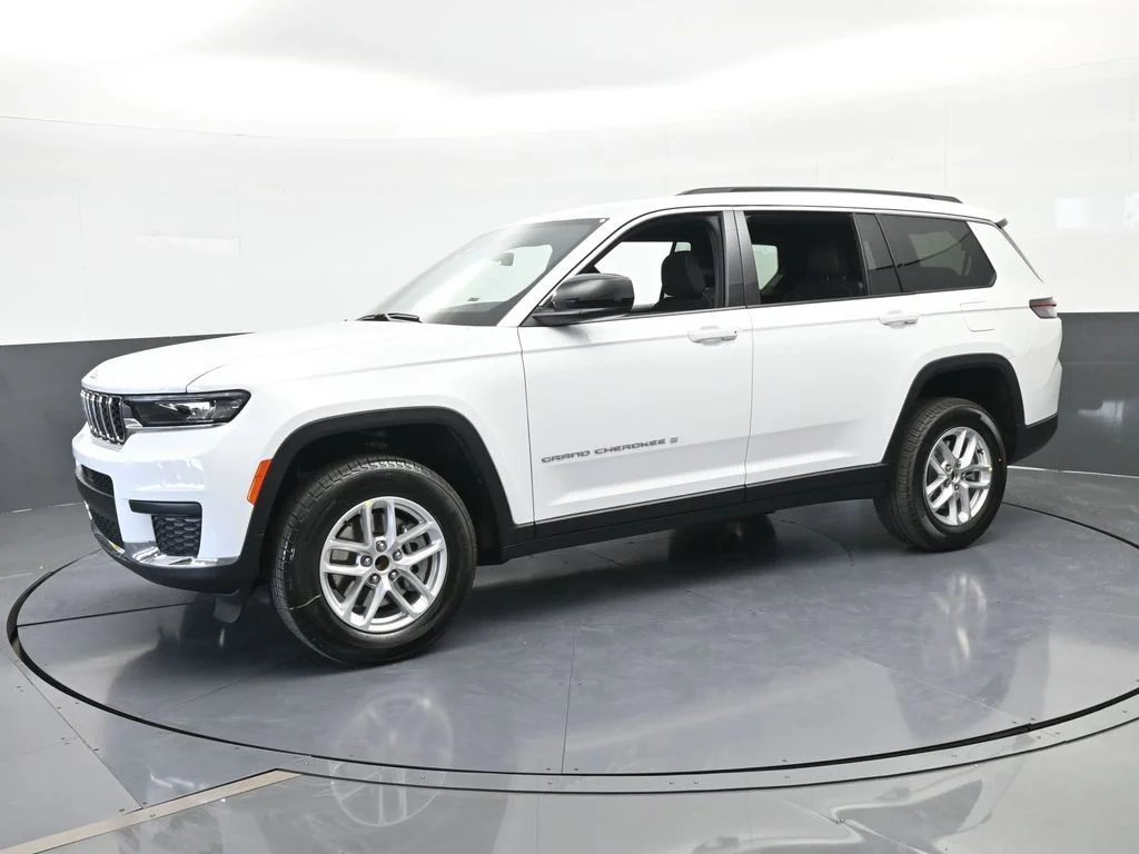 New 2026 Bright White Clear-Coat Exterior Paint Jeep Laredo image 2