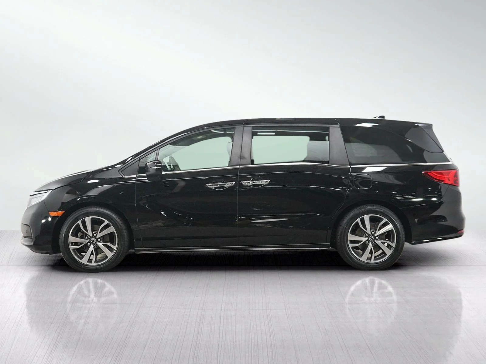 Used 2023 Honda Odyssey Touring with VIN 5FNRL6H80PB065518 for sale in Burnsville, Minnesota