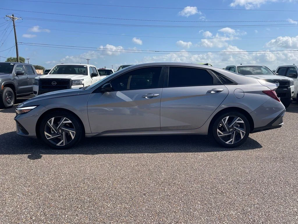 Used 2025 Gray Hyundai SEL Sport image 4