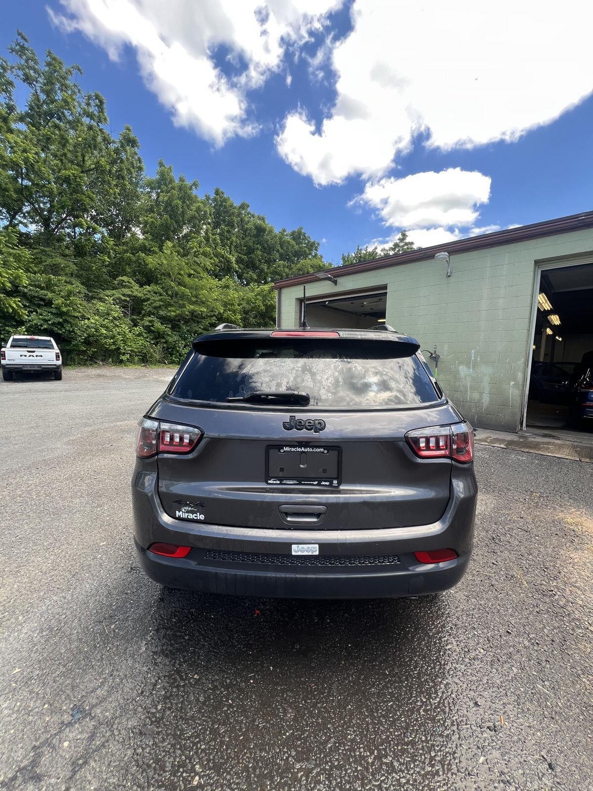 Used 2021 GRANITE CRYSTAL JEEP ALTITUDE image 4