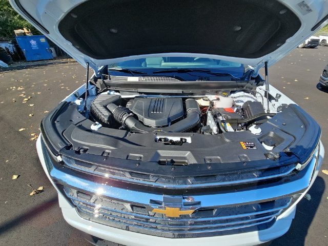 New 2027 Polar White Tricoat Chevrolet LT image 39