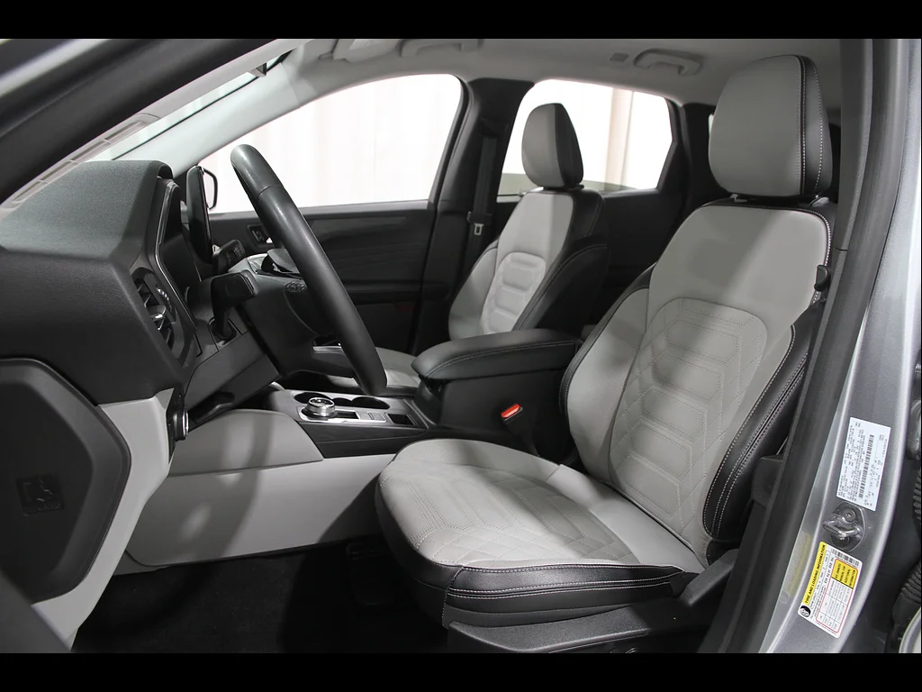 Used 2023 Iconic Silver Ford Platinum image 5