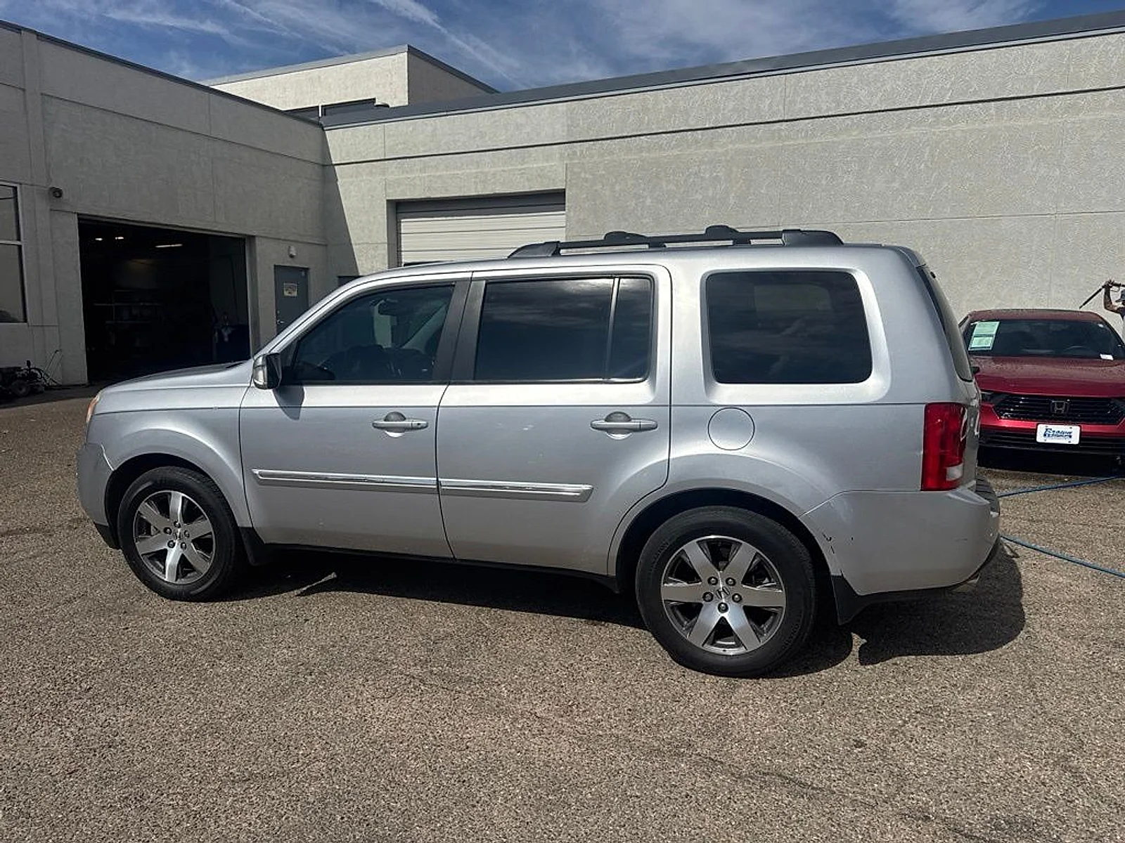Used 2014 Alabaster Silver Metallic Honda Touring image 2