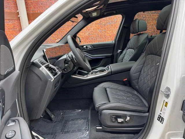 Used 2026 White BMW M60i image 22