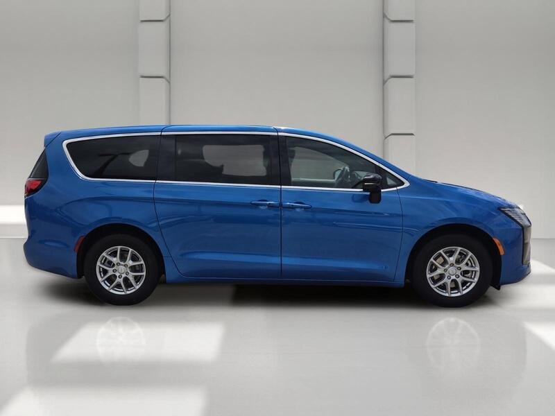 New 2027 Hydro Blue Pearl-Coat Exterior Paint Chrysler SELECT FWD image 6