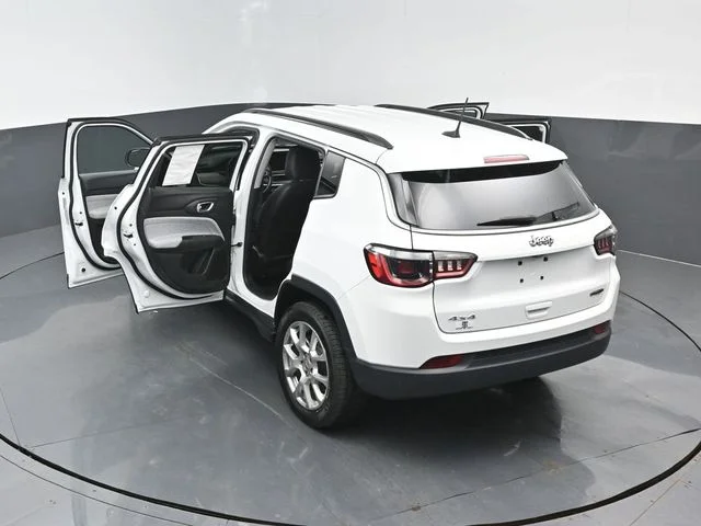 Certified Used 2022 Bright White Clearcoat Jeep Latitude Lux image 25