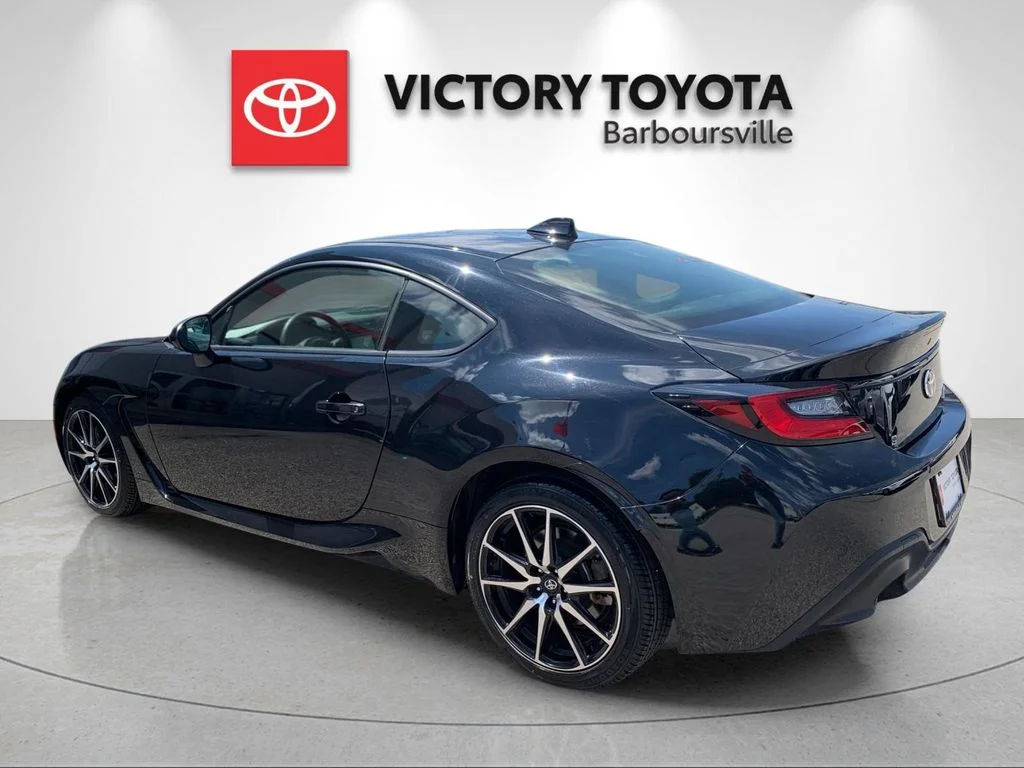 Used 2023  Toyota Base image 3