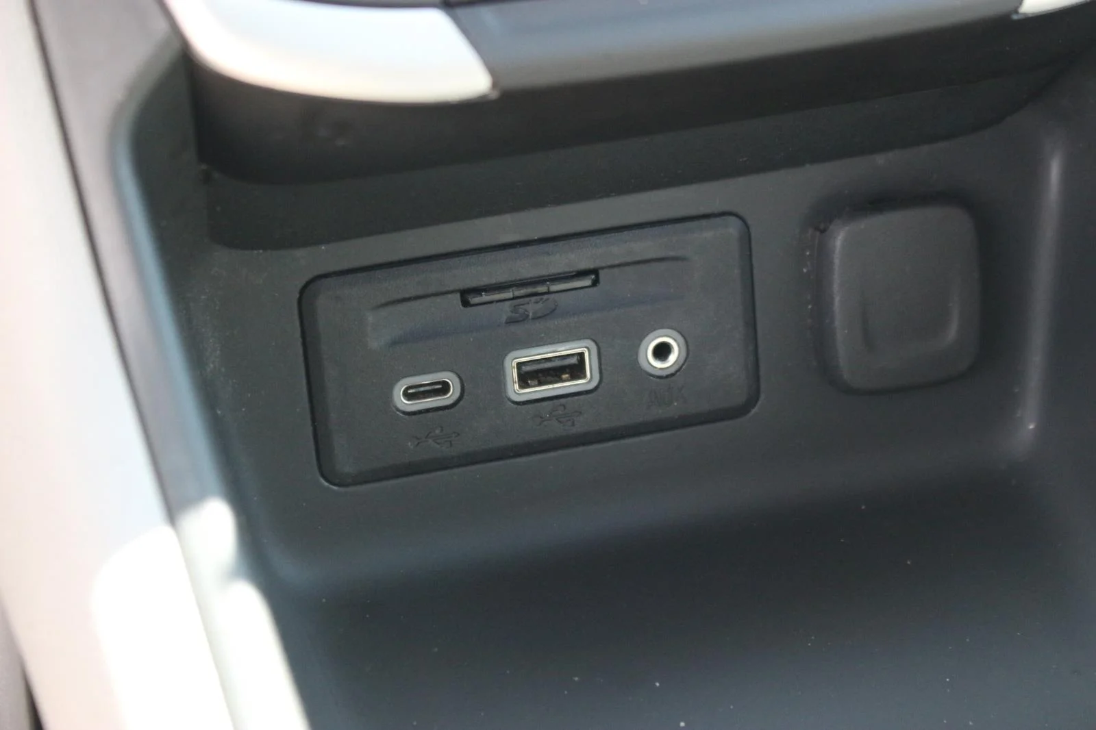 Used 2022 White Frost Tricoat GMC SLT image 31